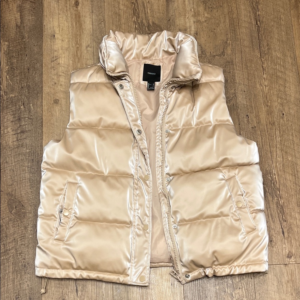 Forever 21 Champagne Puffer Vest, Women’s Size L, Zipper/Snap, Wipe Off Vest🎿